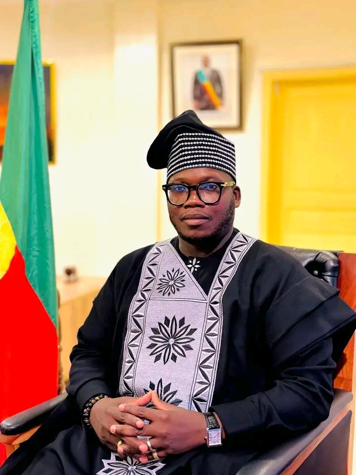 Portrait officiel de Métolé Franck Kpassassi, Maire de la Commune d'Abomey, Bénin