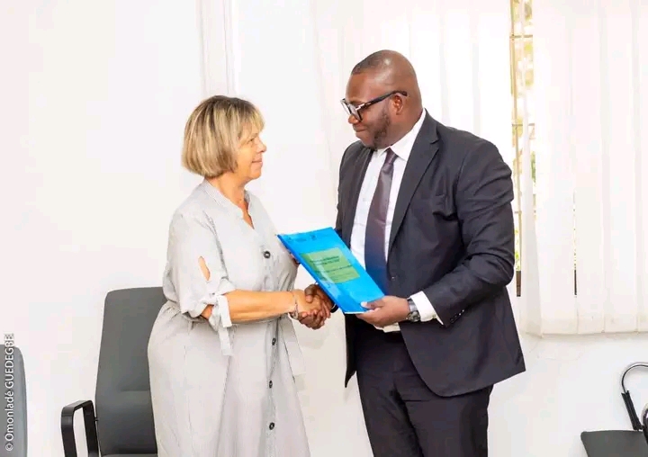 Le Maire Métolé Franck Kpassassi en activité officielle à Abomey — Bénin