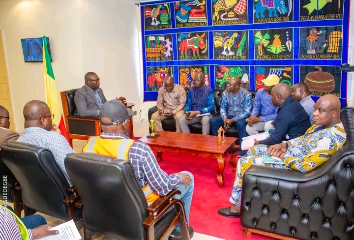 Métolé Franck Kpassassi lors d'une session de travail sur le programme municipal d'Abomey