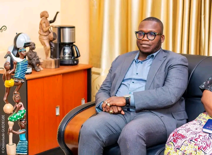 Le Maire Kpassassi en séance de travail — gouvernance participative Abomey